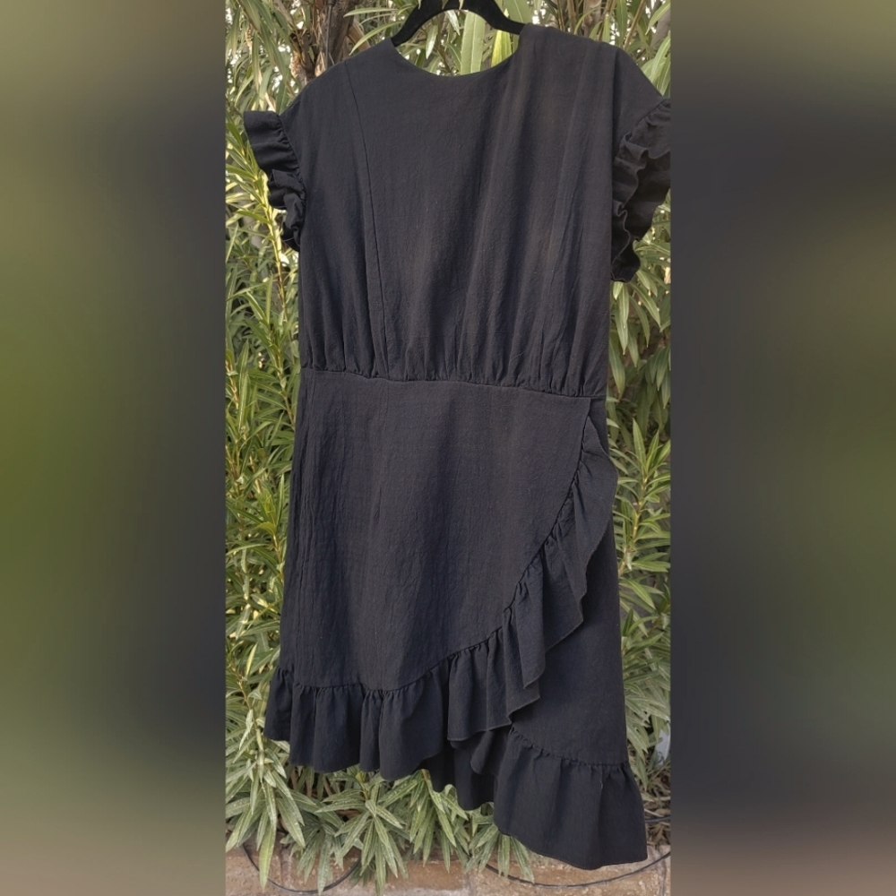 THE PERFECT BLACK DRESS FOR SUMMER. BE COOL AND COMFY AND ELEGANT CASUAL…